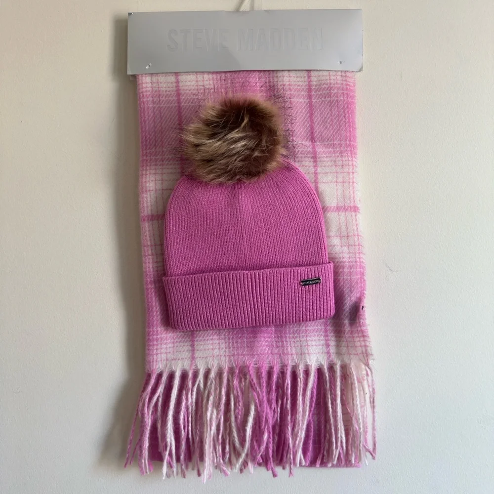 Steve Madden || Woman’s pink and white Beanie and Scarf Set (one size )